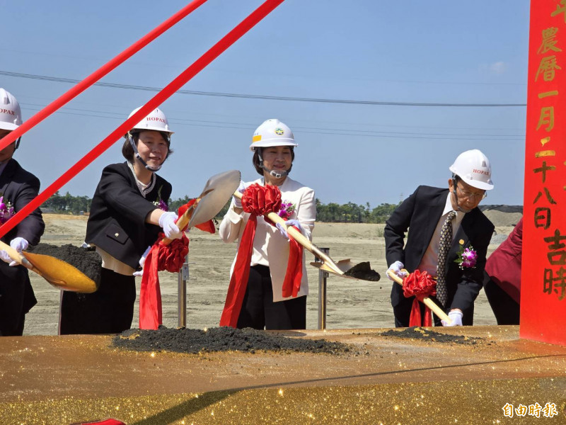 動土典禮由國科會南科管理局長鄭秀絨（左一）、屏東縣長周春米（左二）聚和國際董事長郭聰田（右一）執鏟祈福。（記者葉永騫攝）