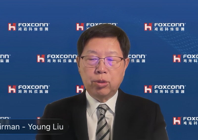 鴻海董事長劉揚偉今在美國跨海主持線上法說會，看好集團全年AI業務展望。（圖取自鴻海法說會直播）