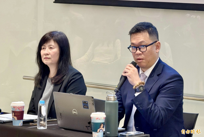儒鴻總經理洪瑞廷（右起）、財務長林芬如對於今年營運保持審慎樂觀看法。（記者方韋傑攝）