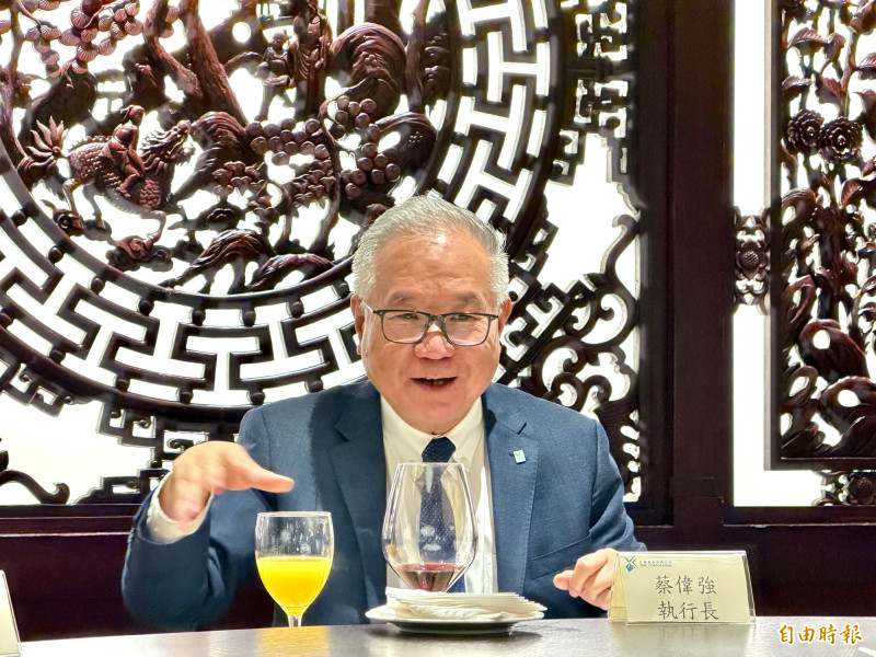 台橡（2103）執行長蔡偉強指出，戰爭造成裂解廠原料供應緊張且價格大漲，目前大家都在搶丁二烯、合成橡膠等主原料，供應緊張，日本、韓國合成橡膠廠已不敢報價，怕報了價沒有貨。（記者楊雅民攝）