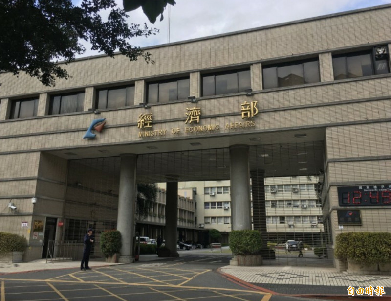 經濟部說明屏東林邊儲能料廠火警原因。（記者林菁樺攝）