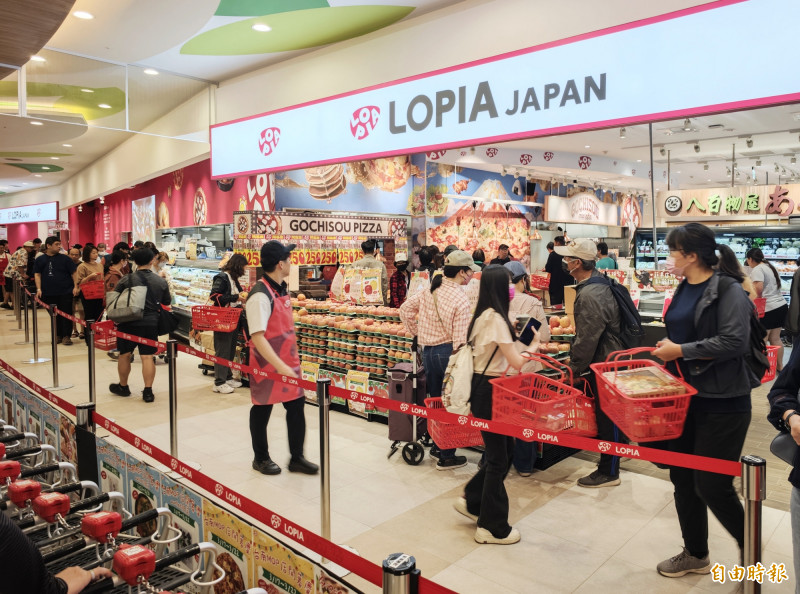 台南三井OUTLET二期開幕，知名的日系超市「LOPIA（樂比亞）」出現排隊進場的人潮。（記者吳俊鋒攝）