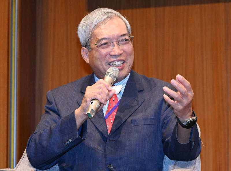 財信傳媒董事長謝金河在臉書發文指出，台積電的競爭力已讓對手看不到尾燈；台積電正撐大整個供應鏈，很多企業會被台積電養大。（記者廖振輝攝）