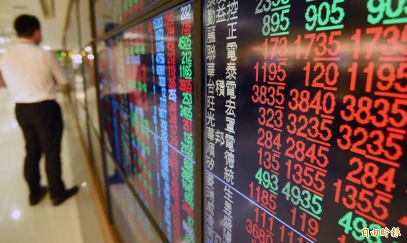 投信機構表示，今明兩年企業獲利前景看好，也帶動今天台股各類主題ETF中，半導體主題ETF股價表現耀眼。（資料照）