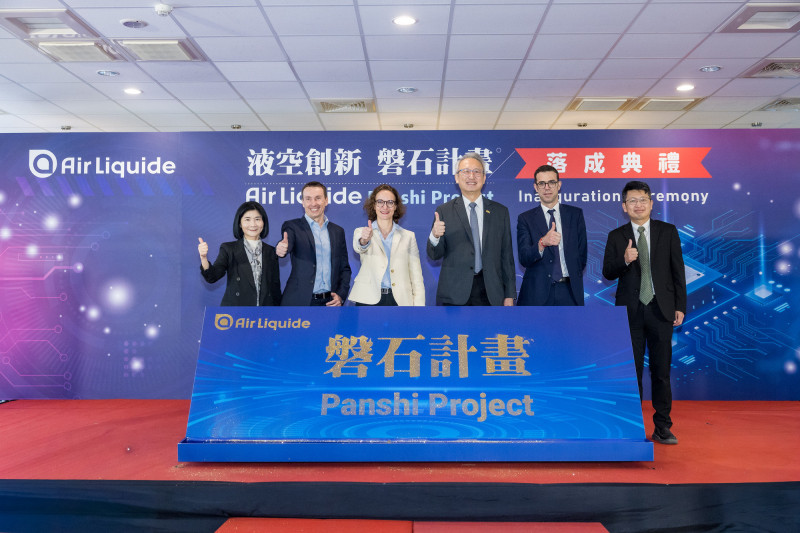 液空集團（Air Liquide）今（25）日宣布位於台中的全新先進材料廠房落成。（液空集團提供）