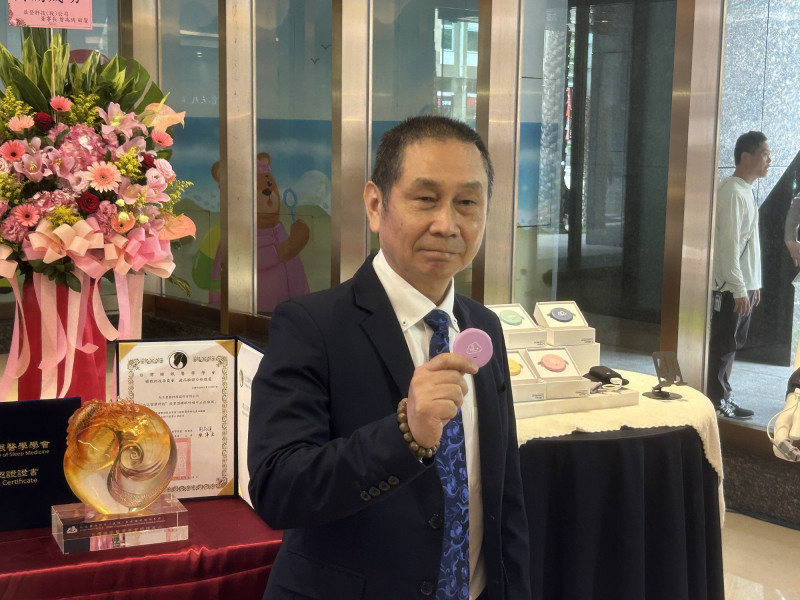 大立雲康推出新一代睡眠監測產品「度眠DOMI I Guardian」。圖為大立光集團副總裁林恩舟。（記者歐宇祥攝）