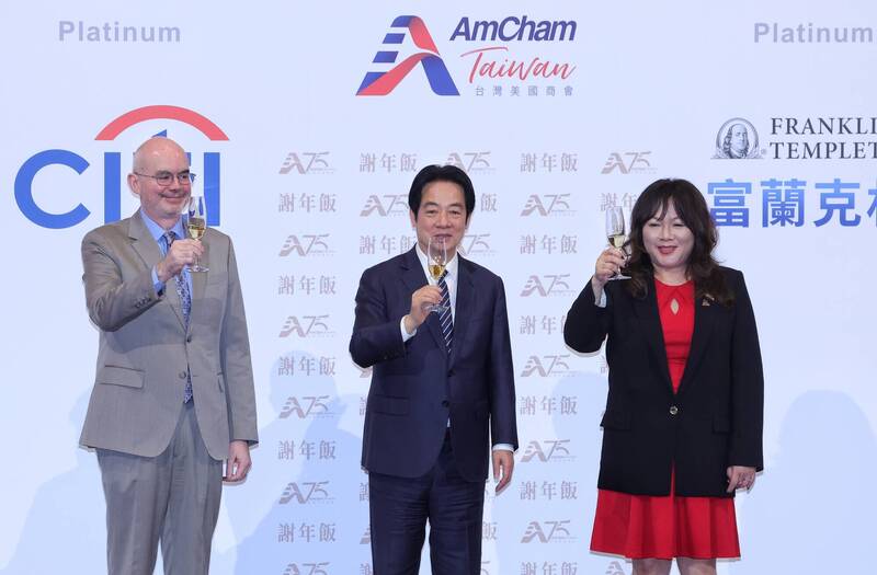 賴清德總統（中）26日出席「台灣美國商會2026年謝年飯」，與AIT台北辦事處處長谷立言（左）、台灣美國商會主席長陳幼臻（右）一起上台舉杯。（由台北市攝影記者聯誼會提供）