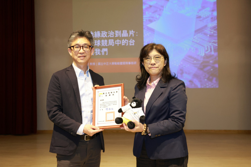高大學術副校長莊琇惠（右）致贈感謝狀予趙文志。（圖：高大提供）