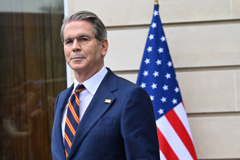 貝森特：即將啟動荷姆茲海峽船隻保險計劃