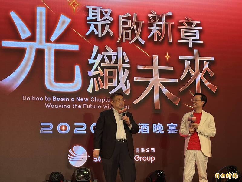 光聚晶電董座凃俊光（右）轉戰半導體，幕後推手威剛董座陳立白（左）現身春酒喊「越併越大」。（記者張慧雯攝）