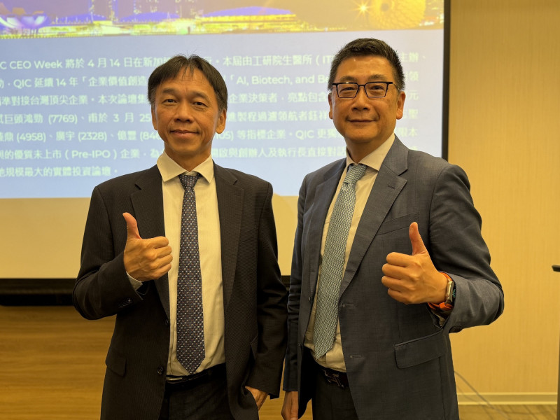 寬量國際創辦人暨執行長李鴻基（右）、前國泰投信董事長張錫。（寬量提供）