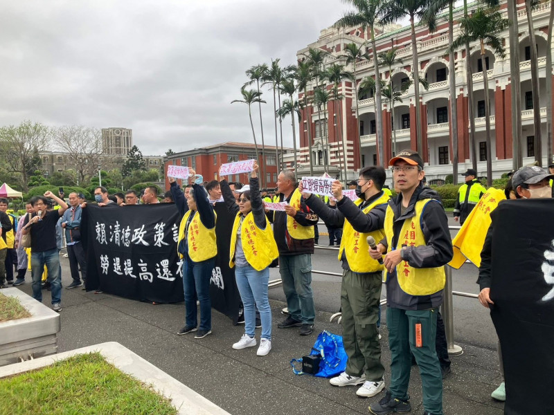 勞團要求提高新制勞退雇主提撥率，今（1）日至總統府前突襲抗爭。（桃市產總提供）