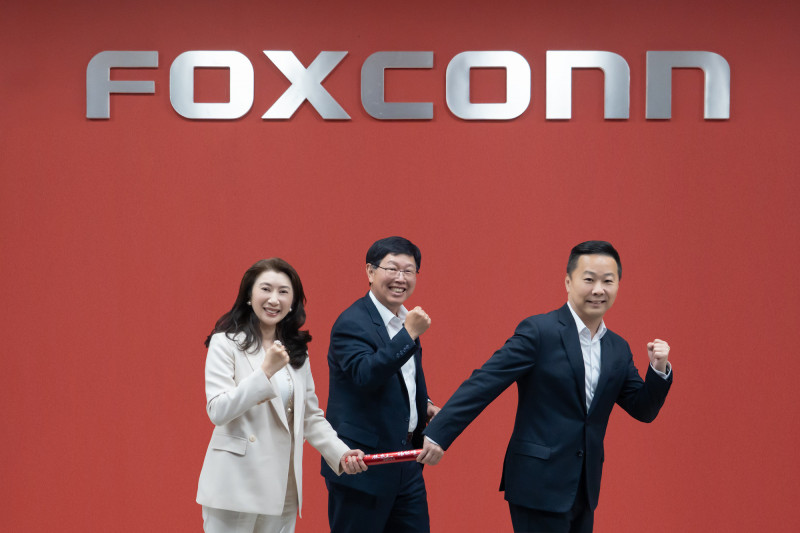 鴻海輪值CEO交接典禮上，董事長劉揚偉（圖中）親自見證，園區長楊秋瑾（圖左）將象徵輪值CEO的接力棒，遞交給鴻海事業群總經理蔣集恆（圖右），正式完成輪值CEO交接。（鴻海提供）