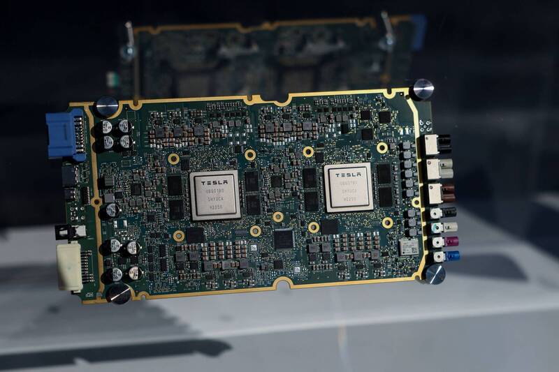 馬斯克認為，即使以供應商的最佳晶片生產狀況推算，仍無法滿足其需求。圖為特斯拉自動駕駛晶片。（路透）