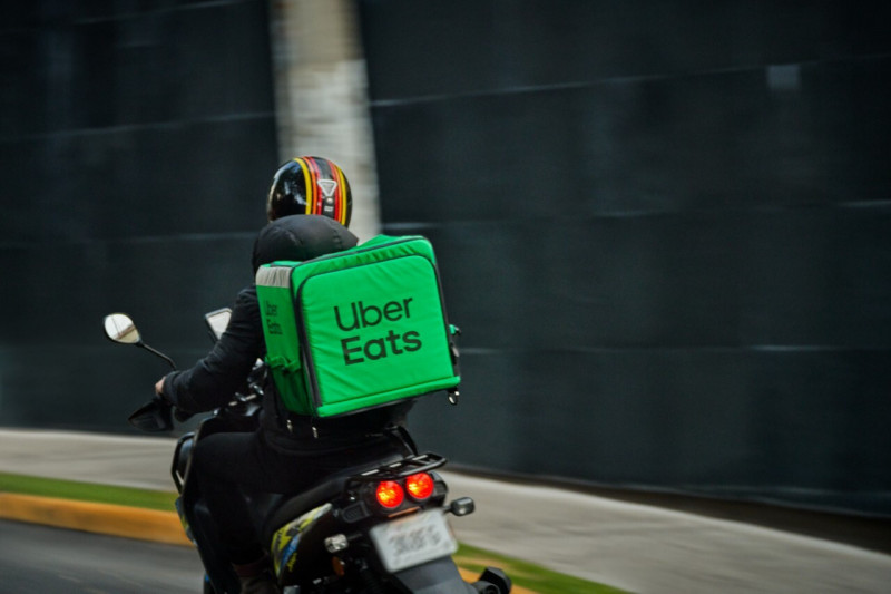 Uber Eats今（2）日正式向合作商家發出通知，因應即將上路的《外送員權益保障及外送平臺管理法》（簡稱外送專法），將於今年7 月中旬正式調整平台服務費。（截自網路）
