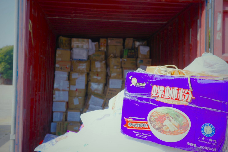 高雄關於金門料羅商港、高雄商港等地查獲大量走私螺螄粉共4137公斤。（高雄關提供）