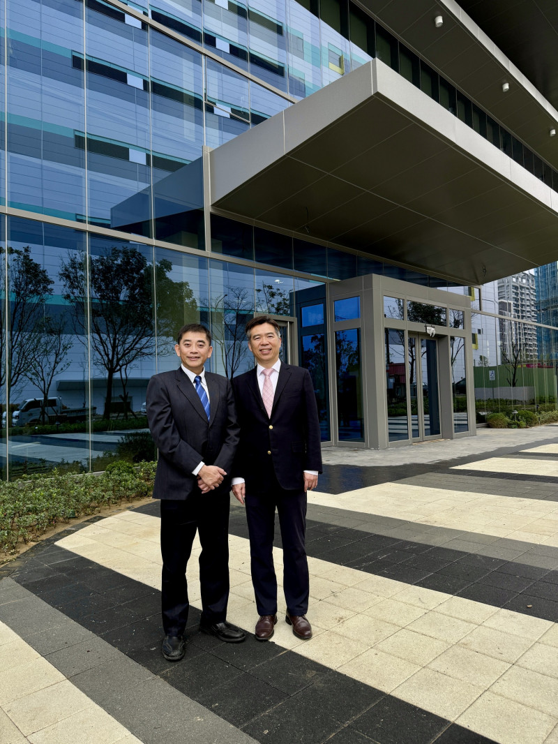樂迦竹北細胞工廠本季完工。圖左為樂迦董事長邱俊榮、右為執行長張裕享。（樂迦提供）