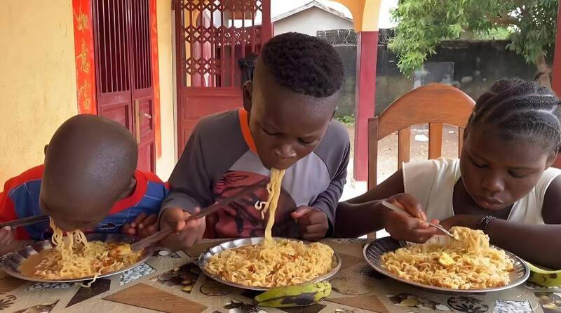 在非洲，Indomie粉絲俱樂部，學生人數高達15萬人。（擷取自社群平台）