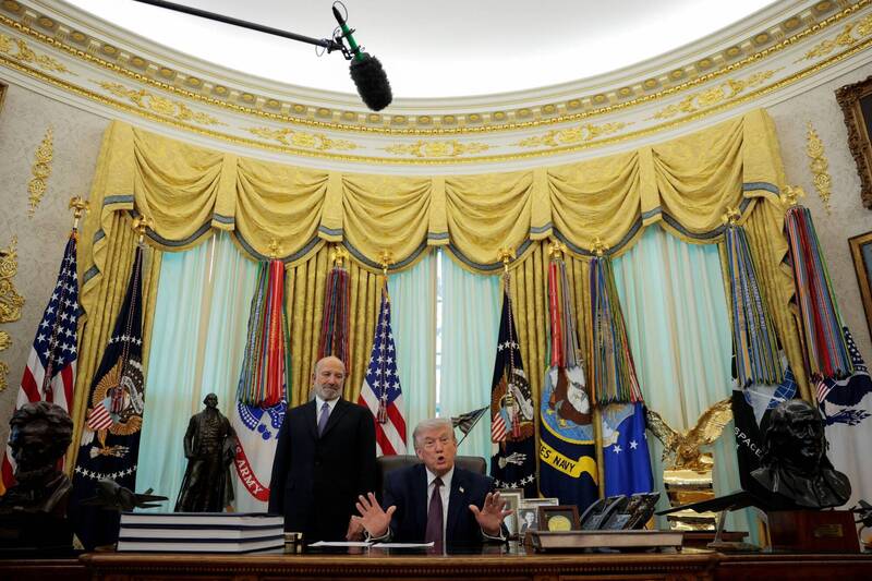 美國總統川普自1990年代接觸風水,自此之後大量使用金色裝潢。(路透資料照)