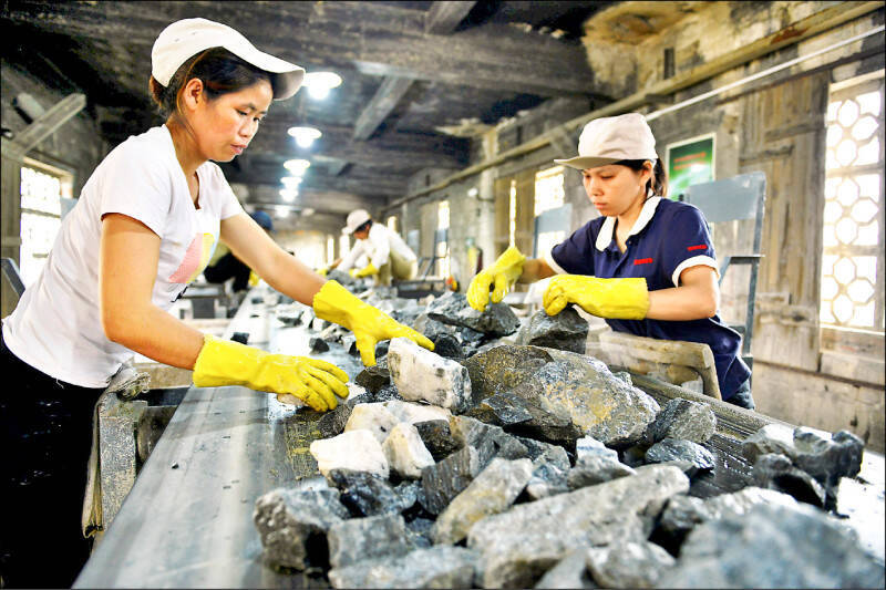 圖為中國廣西壯族自治區一家鎢礦廠工人工作情形。（路透資料照）