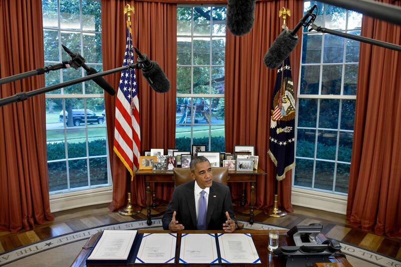 川普入主白宮之後,將前總統歐巴馬時期橢圓形辦公室使用的深紅色窗簾和地毯以金色的取代。(法新社資料照)