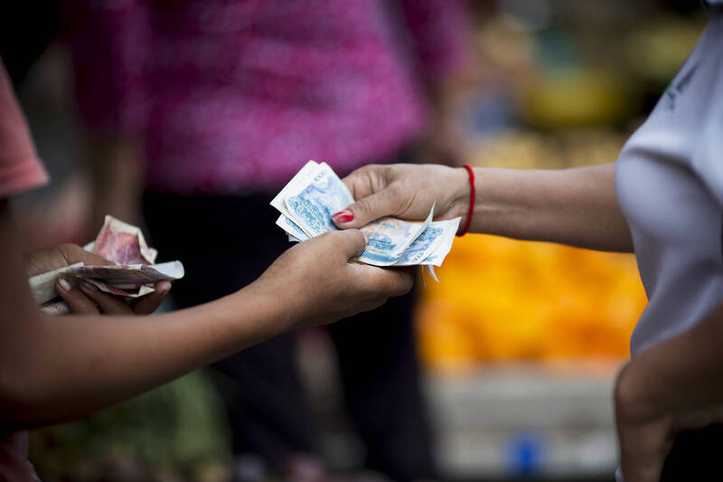 在國際打擊跨國金融犯罪壓力持續升高的背景下，柬埔寨當地金融機構接連出問題，已逐步演變為影響市場信心的系統性風險訊號。圖為使用柬埔寨瑞爾（KHR）交易的當地攤販。（彭博）