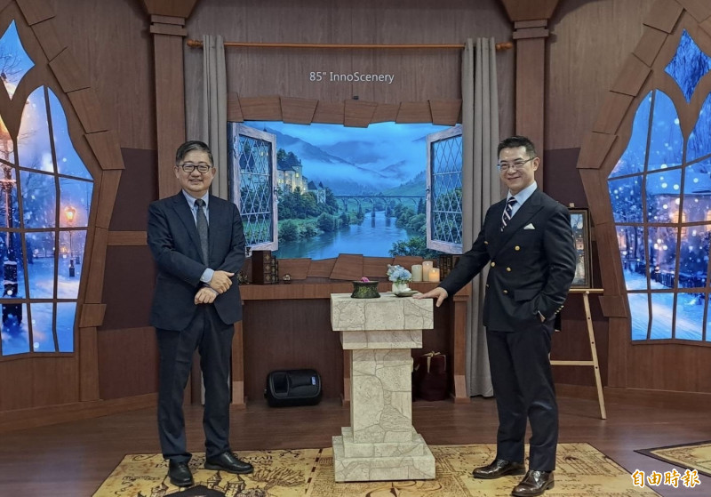 群創打破空間限制，展出85吋互動式 InnoScenery 視界窗，圖右為董事長洪進揚、左為新上任總經理楊弘文。（記者陳梅英攝）