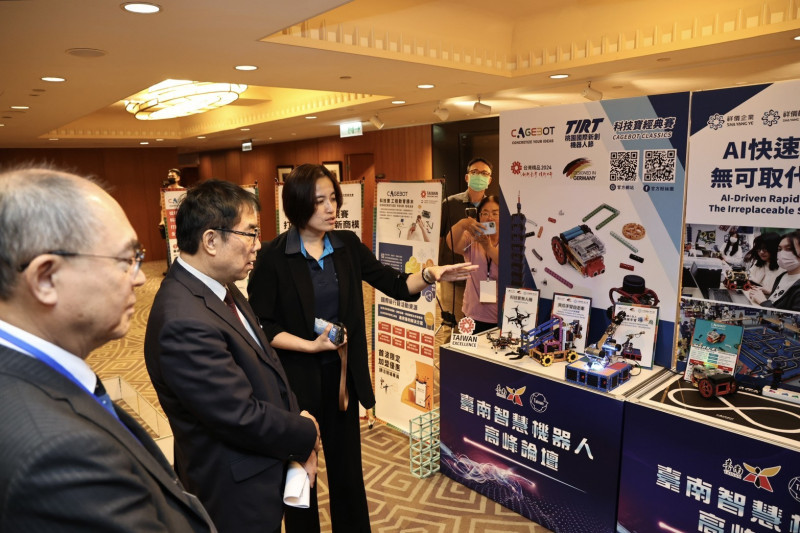 台南智慧機器人高峰論壇，市長黃偉哲（中）參觀展示交流區。（台南市府提供）