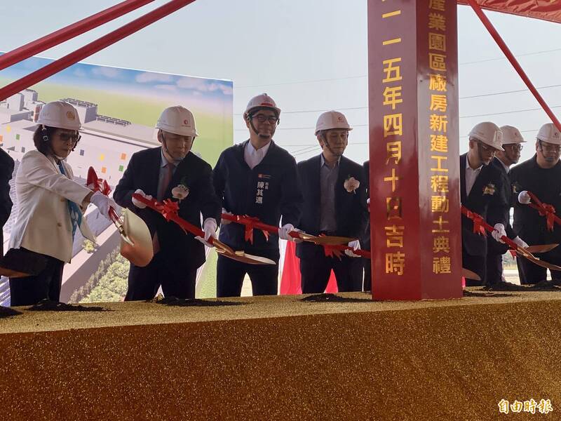 康裕成（左起）、吳田玉、陳其邁出席日月光仁武先進測試基地動土。（記者洪臣宏攝）