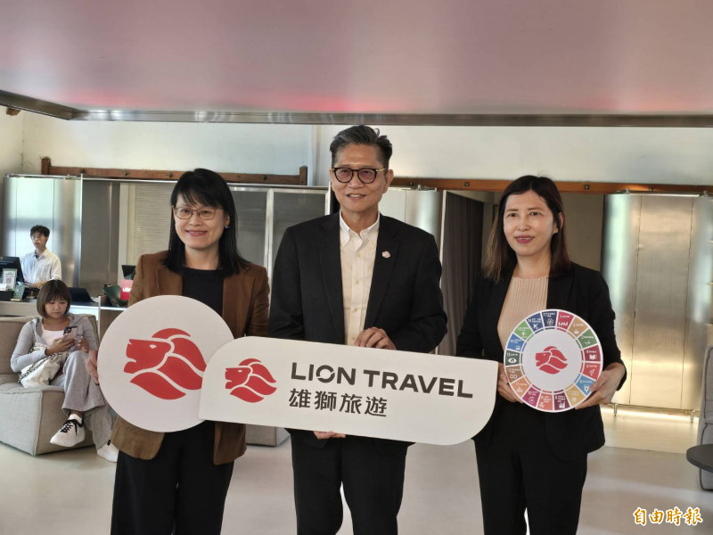 雄獅表示，中東戰爭引發旅遊市場轉單效應。圖左一為雄獅發言人賴一青、左二為集團總經理黃信川。（記者王憶紅攝）