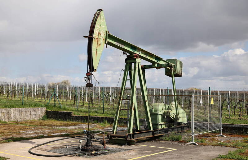 荷姆茲海峽交通幾乎停滯！國際油價暴衝又急跌