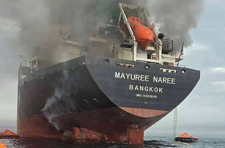圖為在荷姆茲海峽遭襲的泰國Mayuree Naree號貨船。（法新社資料照）