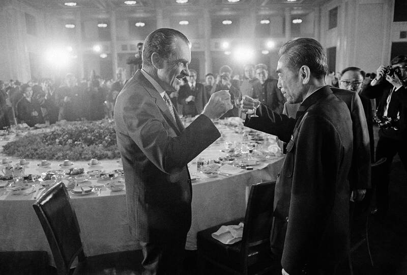 1972年前美國總統尼克森訪中。圖為尼克森在北京人民大會堂舉行的宴會結束時,他與中國總理周恩來舉杯祝賀。(美聯社)