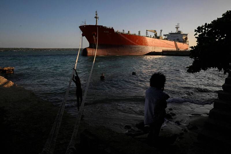 石油市場陷入恐慌性爭奪戰 外媒曝未來幾週短缺十分巨大