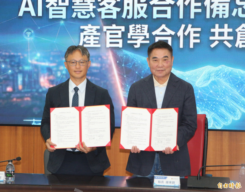 苗栗縣長鍾東錦（右）與群聯電子公司執行長潘健成簽署AI智慧客服合作備忘錄， 打造智慧治理新模式。（記者張勳騰攝）
