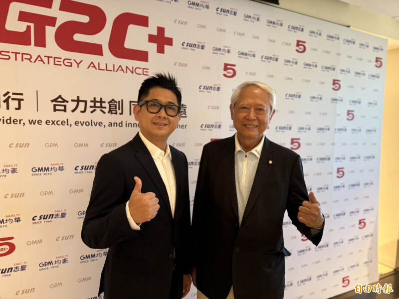 志聖董事長梁茂生（右）與總經理梁又文看好未來發展。（記者卓怡君攝）