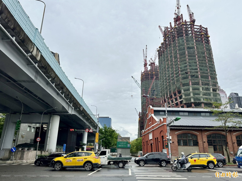 北市居不易、找停車位也不輕鬆 每1.8人才有1人有自有車位