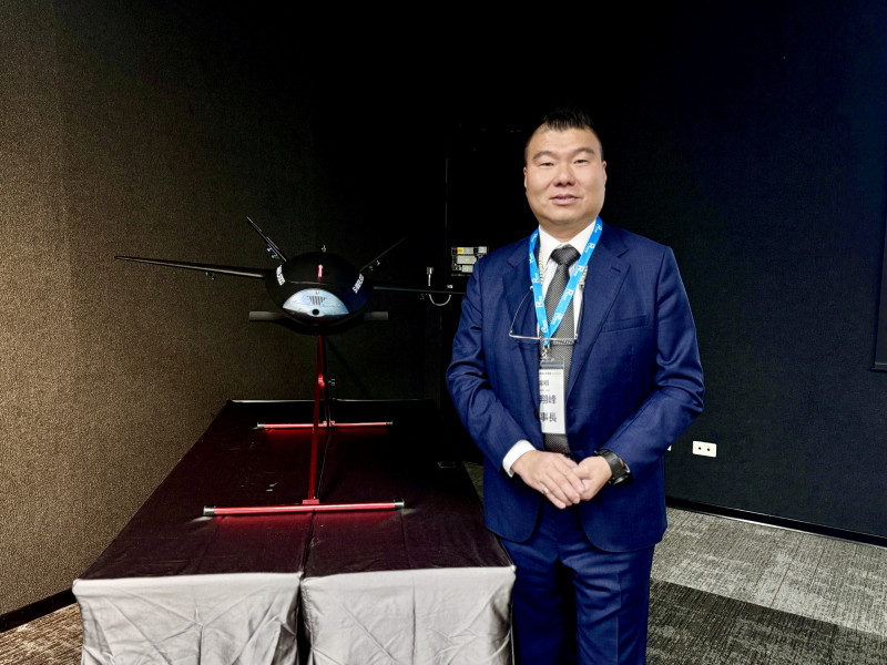 錦明董事長蔡翔峰今天指出，公司以「即時應用、長期建置、前瞻發展」三大需求為核心，規劃無人機三階段發展路徑。（錦明提供）