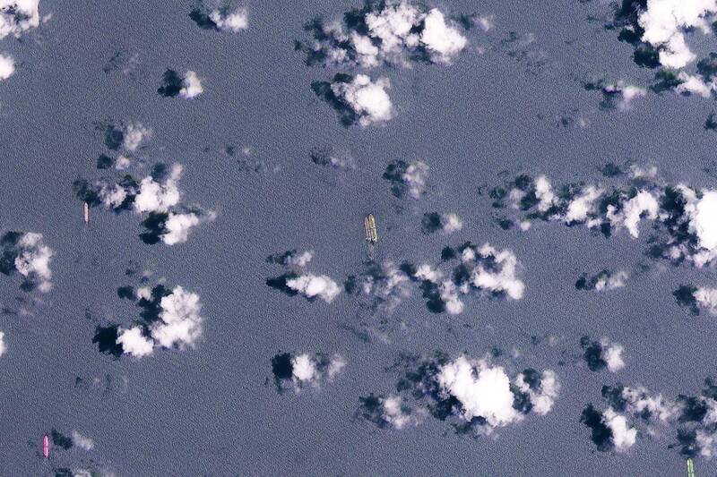 儘管在中東戰爭期間，距離荷莫茲海峽（Strait of Hormuz）數千英里外的新加坡附近海域，伊朗石油的船對船轉運（STS）仍持續進行，協助德黑蘭規避制裁，並維持與中國的貿易。（法新社）