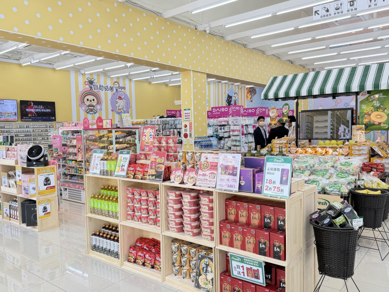 統一超商（2912）全台第8家「7-ELEVEN Fresh」超市複合店型進駐桃園青埔商圈，也是超商通路首度引進大創DAISO大創選物專區，預估單店營收會較一般店增加3成至1倍。（記者楊雅民攝）