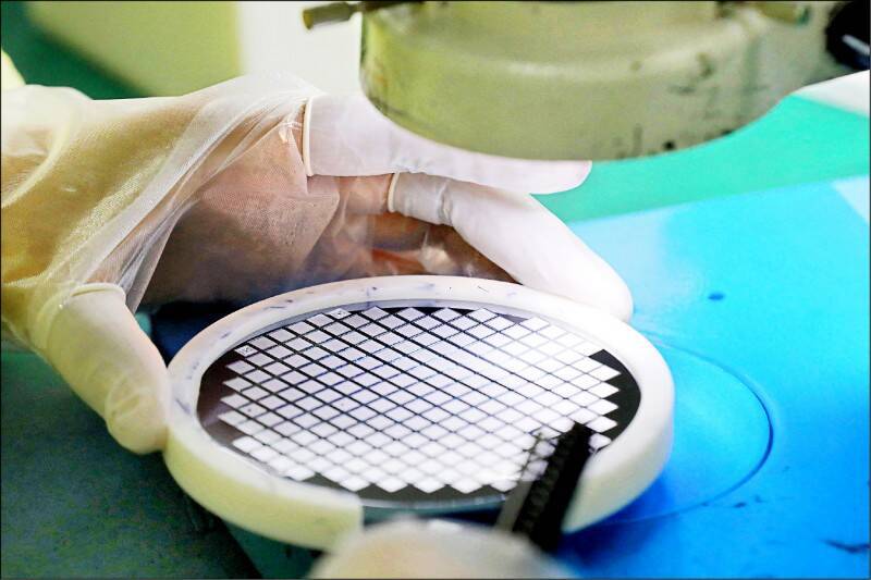 分析人士指出，日本在特定化學材料上的主導地位，特別是「光阻劑」可能成為對中國施壓的籌碼。（示意圖，法新社）