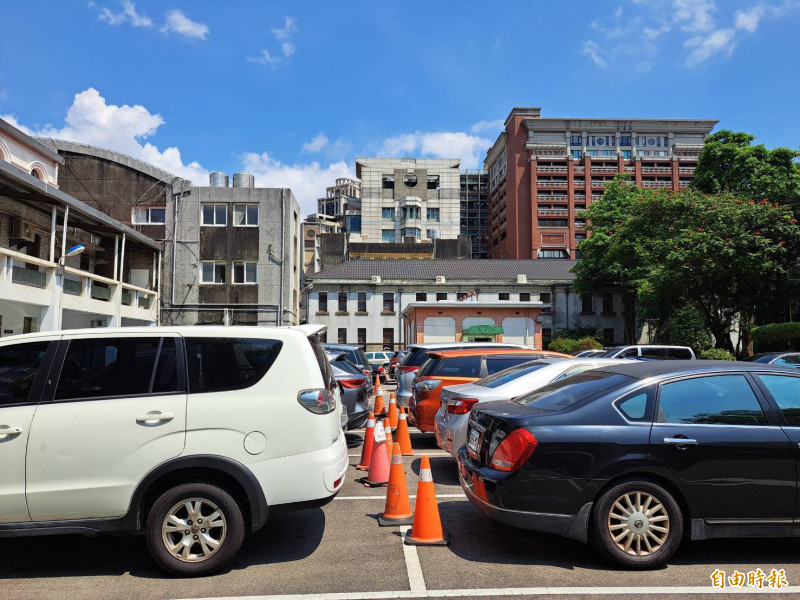 新竹市稅務局提醒車主，竹市還有近10萬輛5成7車主未繳納，若未在期限內繳納，將產生滯納金。（記者洪美秀攝）