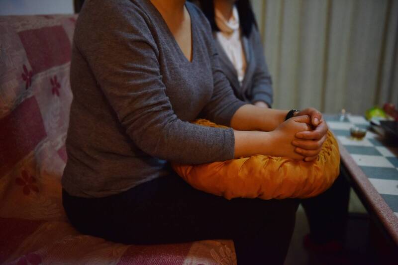 棄年薪158萬換來崩潰人生！57歲女翻父存摺淚曝結局太殘酷