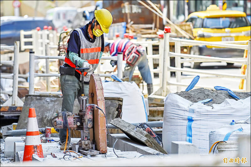 缺工困境5》2波嬰兒潮接棒退休 87萬移工難補5百萬缺口