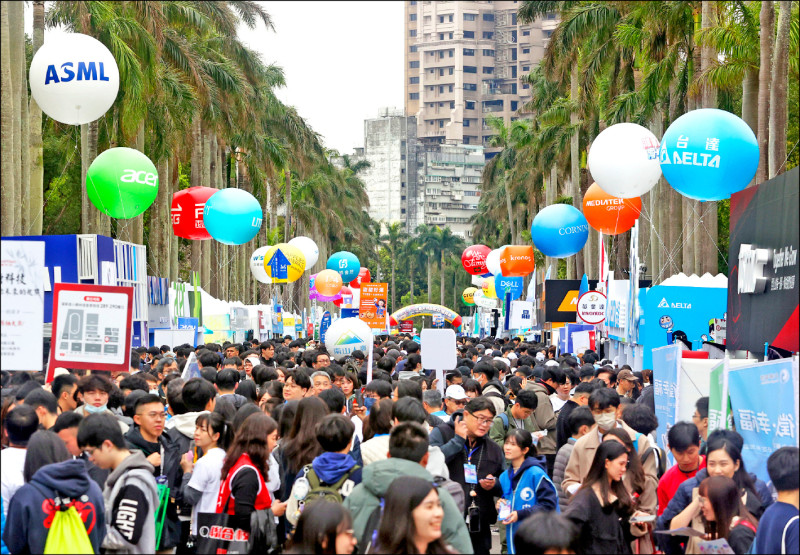 勞動部昨公布2025年社會新鮮人（初入職場受僱者）全時起薪調查。新鮮人平均起薪3.9萬，但仍有17.2％領最低工資。（中央社資料照）