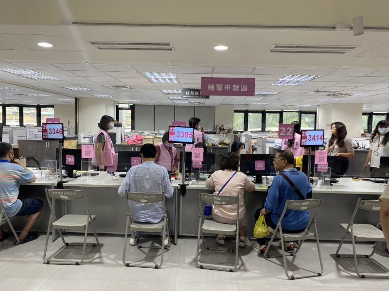 報稅看過來！子女重複申報扶養父母 依4順序認定由誰列報