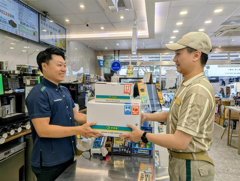 全家（5903）超商今天宣布，除既有「宅配通」服務，即日起全台超過4,400間店舖，將正式導入「黑貓宅急便」，提供常溫、冷藏與冷凍多種溫層包裹的寄送服務，後續更有其他包裹取貨延伸服務，持續打造最便利的包裹生態圈。（全家提供）