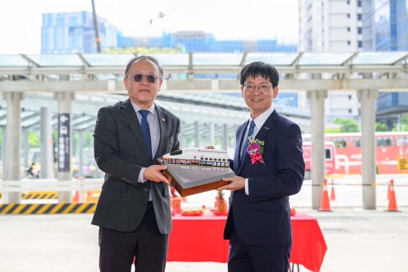 台灣高鐵董事長史哲（左）、台灣松下電器董事長黃政成（右）出席「高鐵全線11站月台門工程開工祈福儀式」。（台灣高鐵提供）