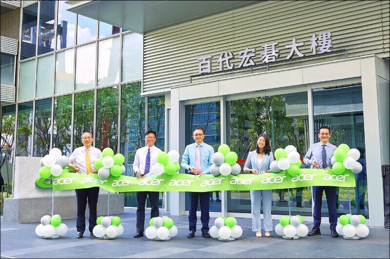 安碁資訊首季每股稅後盈餘（EPS）2.27元。左二為安碁資訊總經理吳乙南。（資料照，宏碁提供）