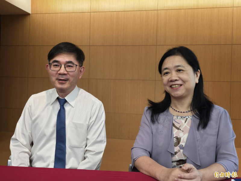 圖右為昇達科董事長陳淑敏，左為總經理吳東義。（記者王憶紅攝）